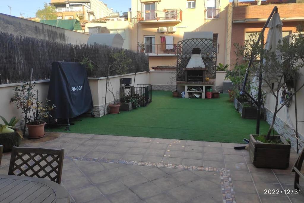 Precioso Apartamento Con Magnifico Patio. Sant Feliu de Llobregat Exterior foto