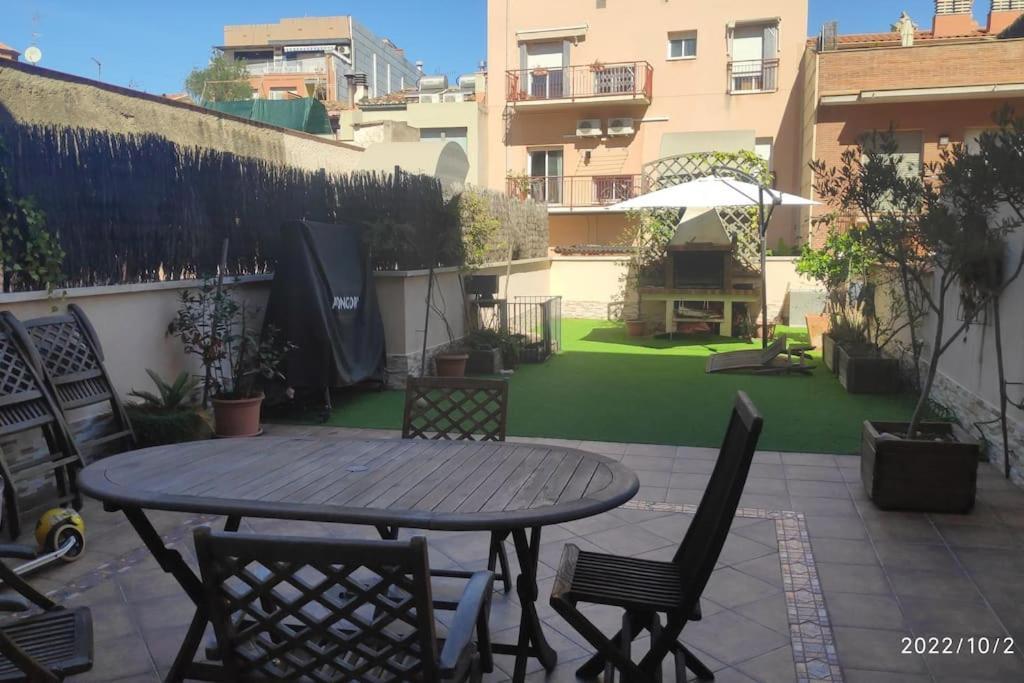 Precioso Apartamento Con Magnifico Patio. Sant Feliu de Llobregat Exterior foto